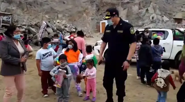 Policías de Salamanca realizan chocolata a niños de Ate. Policías de Salamanca realizan chocolata a niños de Ate.