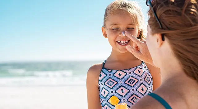 Los rayos ultravioleta pueden ser muy perjudiciales para la piel. Procura utilizar bloqueador solar y lentes con protección UV si vas a exponerte al sol.