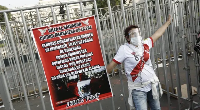 Fonavistas se encadenan en el Congreso de la República para exigir debate de la Ley 29625. Fonavistas se encadenan en el Congreso de la República para exigir debate de la Ley 29625.