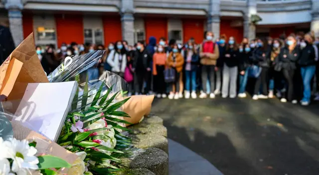 Joven se suicida tras ser discriminada por llevar falda a sus clases Joven se suicida tras ser discriminada por llevar falda a sus clases