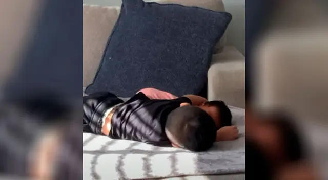 Niño cuida a su hermana recién nacida con mucha paciencia