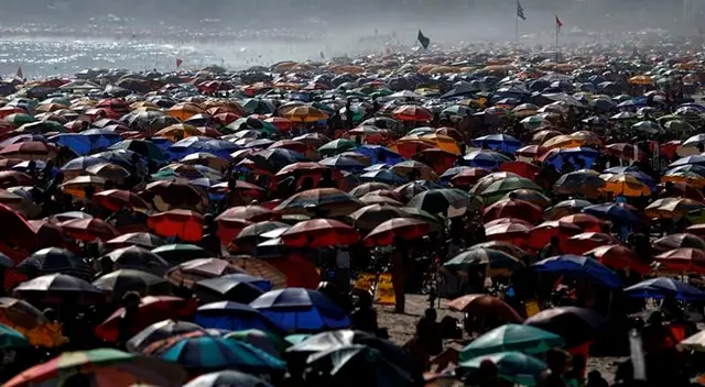 Miles de personas se aglomeraron hoy en la playa de Ipanema, en Río de Janeiro. Miles de personas se aglomeraron hoy en la playa de Ipanema, en Río de Janeiro.