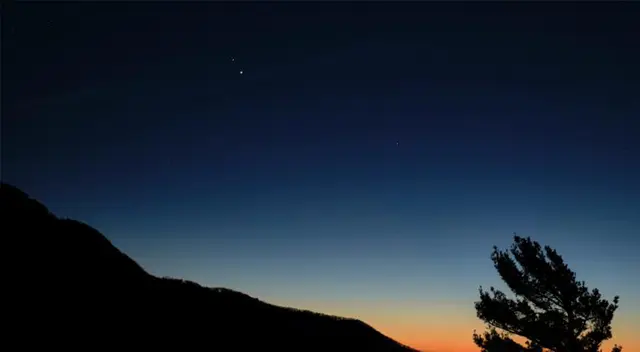 Saturno (arriba) y Júpiter (abajo) se ven después del atardecer desde el Parque Nacional Shenandoah, el 13 de diciembre 2020, en Virginia, EE.UU. Saturno (arriba) y Júpiter (abajo) se ven después del atardecer desde el Parque Nacional Shenandoah, el 13 de diciembre 2020, en Virginia, EE.UU.