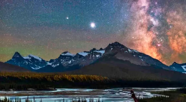 Júpiter y Saturno se acercan más de lo que lo han hecho en siglos: así puedes ver la Estrella de Navidad. Júpiter y Saturno se acercan más de lo que lo han hecho en siglos: así puedes ver la Estrella de Navidad.