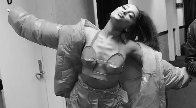 A horas de comprometerse con su novio, Ariana Grande llegó a Netflix con una producción sobre su última gira, The Sweetener World Tour.