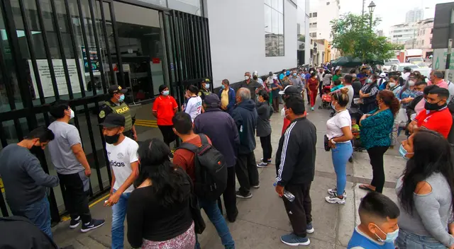 Los beneficiarios refieren que las colas no avanzan y que el personal bancario se demora demasiado para atender a la ciudadanía.