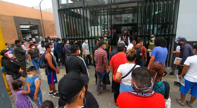 Cientos de personas continúan llegando hasta la agencias a fin de recibir el BFU, pero formando conglomerados que los exponen al nuevo coronavirus.