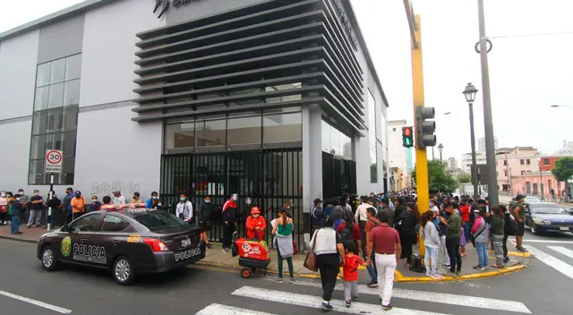 Cientos de personas continúan llegando hasta la agencias a fin de recibir el BFU, pero formando conglomerados que los exponen al nuevo coronavirus.