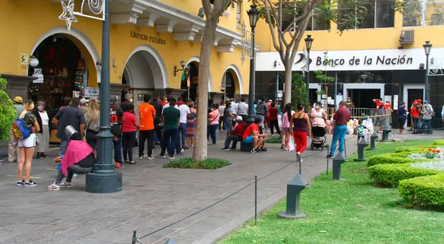 Cientos de personas continúan llegando hasta la agencias a fin de recibir el BFU, pero formando conglomerados que los exponen al nuevo coronavirus.