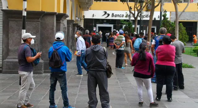Cientos de personas continúan llegando hasta la agencias a fin de recibir el BFU, pero formando conglomerados que los exponen al nuevo coronavirus.