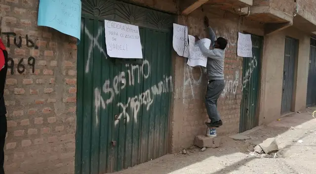 Familiares y amigos de la menor víctima de feminicidio colocaron carteles en la casa del presunto asesino. Familiares y amigos de la menor víctima de feminicidio colocaron carteles en la casa del presunto asesino.