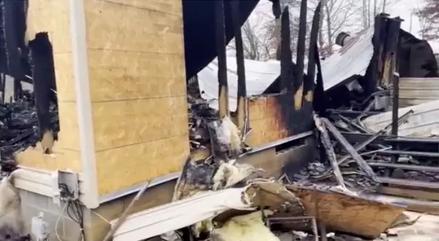 La familia pudo sacar a sus hijos de sus habitaciones antes de que la casa sea consumida por el voraz incendio. La familia pudo sacar a sus hijos de sus habitaciones antes de que la casa sea consumida por el voraz incendio.