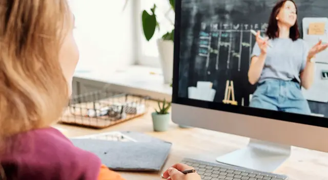 Profesora les hace una divertida broma a sus alumnos y sus reacciones cautivan a todos Profesora les hace una divertida broma a sus alumnos y sus reacciones cautivan a todos