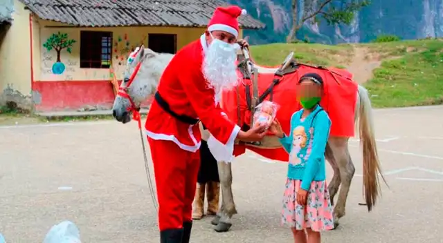 Profesor vestido de ‘Papa Noel’ montado a caballo lleva regalos a niños