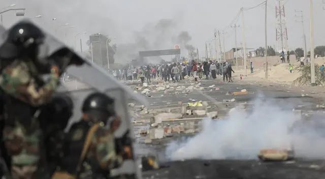 Continúan los enfrentamientos entre PNP y manifestantes en Ica.
