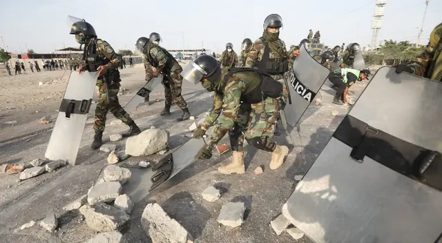 Continúan los enfrentamientos entre PNP y manifestantes en Ica.