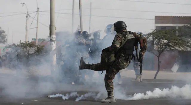 Continúan los enfrentamientos entre PNP y manifestantes en Ica.