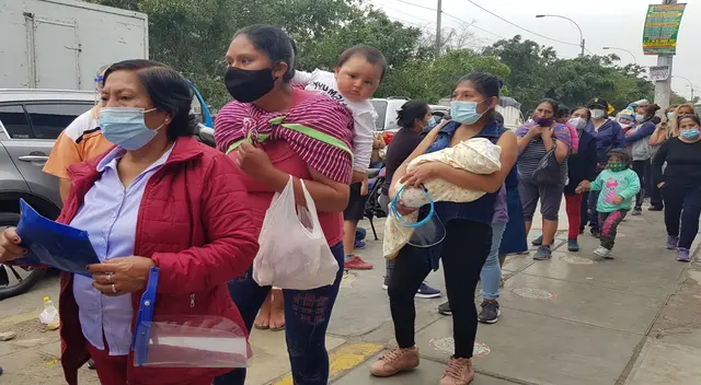 Se registran largas colas para recibir Bono Familiar Universal Se registran largas colas para recibir Bono Familiar Universal