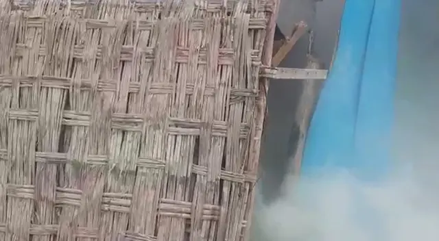 Policías lanzan lacrimógenas a manifestantes y una de las bombas cayó a la precaria vivienda de un vecino.