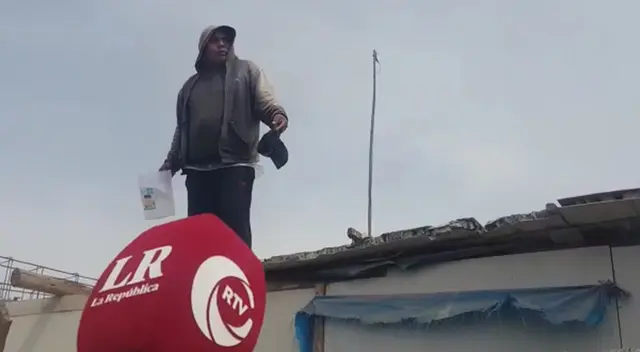 Policías lanzan lacrimógenas a manifestantes y una de las bombas cayó a la precaria vivienda de un vecino.