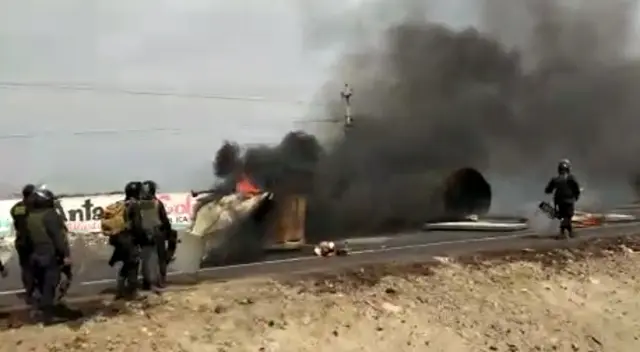 Protestantes en Ica piden que el presidente del Perú, renuncie. Protestantes en Ica piden que el presidente del Perú, renuncie.