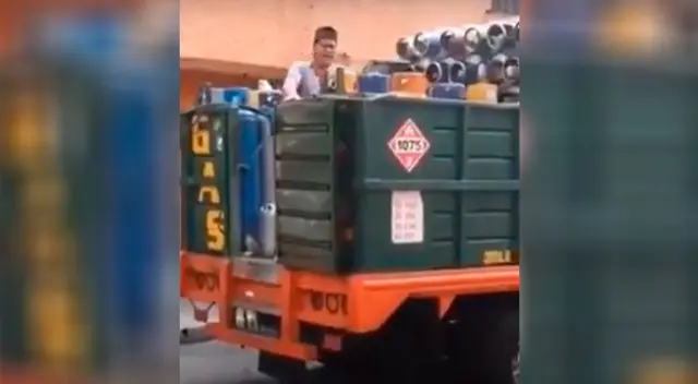 Hombre vende balones de gas mientras “canta” a su estilo un conocido villancico Hombre vende balones de gas mientras “canta” a su estilo un conocido villancico