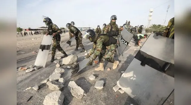 Ejército se suma a la limpieza de carretera