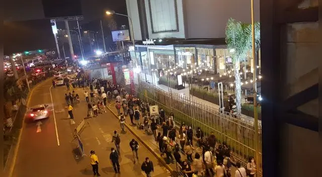 Centros comerciales registran largas colas