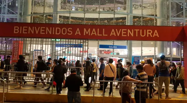 Centros comerciales registran largas colas