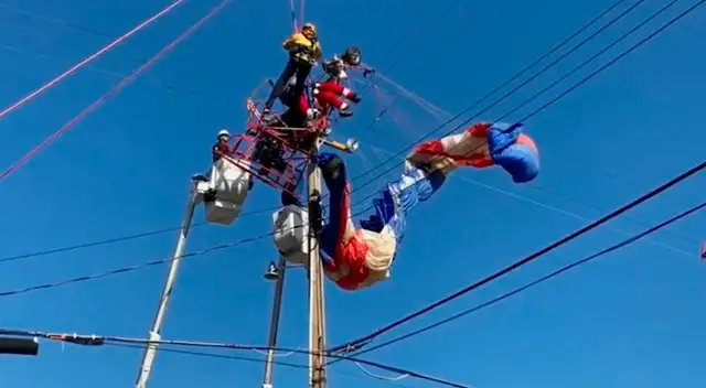 Papa Noel quiso sorprender a los niños y queda atrapado entre lo cables