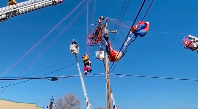 Papa Noel quiso sorprender a los niños y queda atrapado entre lo cables