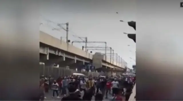 Enfrentamiento entre fiscalizadores y ambulantes. Enfrentamiento entre fiscalizadores y ambulantes.