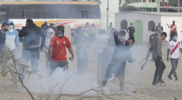 Los manifestantes continúan bloqueando la carretera de la Panamericana Norte y Sur.