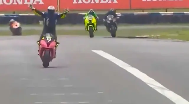 Piloto festejó la victoria antes de tiempo y en un descuido pierde la carrera Piloto festejó la victoria antes de tiempo y en un descuido pierde la carrera