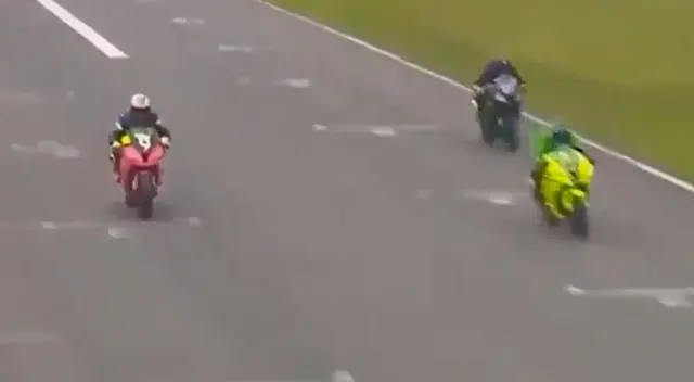 Piloto festejó la victoria antes de tiempo y en un descuido pierde la carrera Piloto festejó la victoria antes de tiempo y en un descuido pierde la carrera