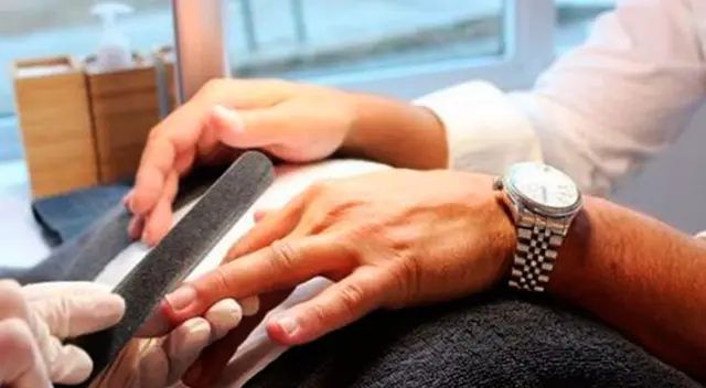 Al estilo de Rosalía, un padre de familia se dejó pintar sus uñas para que su hija pudiera aprobar su examen de su curso de belleza. Al estilo de Rosalía, un padre de familia se dejó pintar sus uñas para que su hija pudiera aprobar su examen de su curso de belleza.