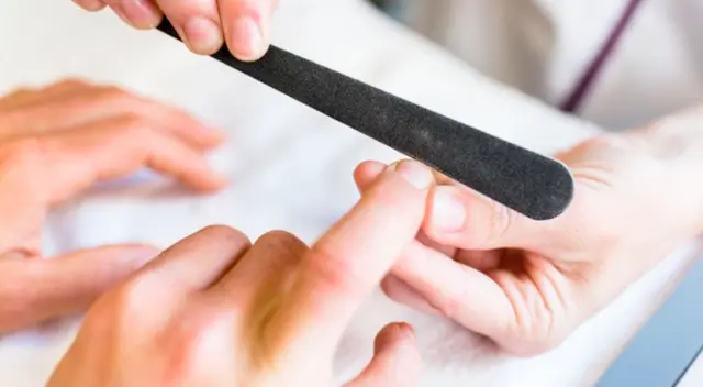 Al estilo de Rosalía, un padre de familia se dejó pintar sus uñas para que su hija pudiera aprobar su examen de su curso de belleza. Al estilo de Rosalía, un padre de familia se dejó pintar sus uñas para que su hija pudiera aprobar su examen de su curso de belleza.