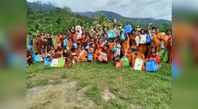 Los niños posan con Papá Noel luego de recibir sus regalos