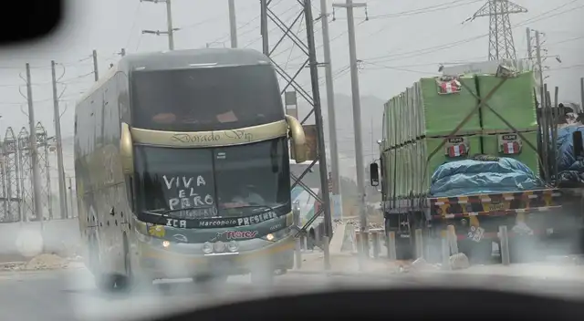 Buses, carros y camiones vuelven a circular por la Panamericana Sur, en Ica. Buses, carros y camiones vuelven a circular por la Panamericana Sur, en Ica.