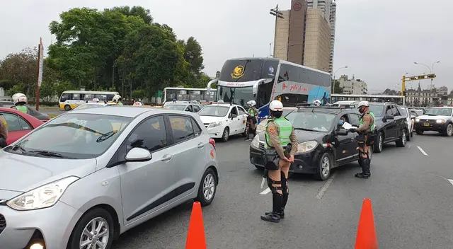 Efectivos policiales verificarán cumplimiento de prohibición de autos Efectivos policiales verificarán cumplimiento de prohibición de autos
