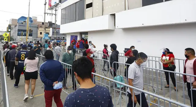 Largas colas en los exteriores de San Fernando de Surquillo.