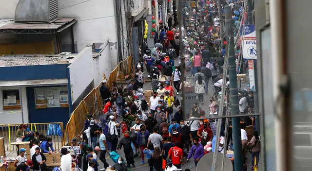 Aglomeraciones y caos en Mesa Redonda a pocas horas de Navidad.