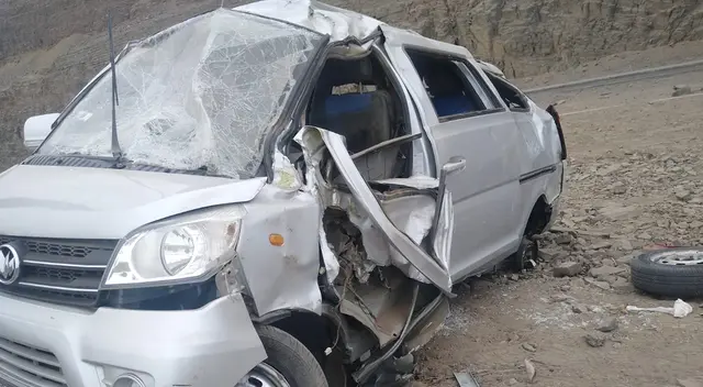 Minivan quedó destrozada tras choque en Ventanilla. Minivan quedó destrozada tras choque en Ventanilla.