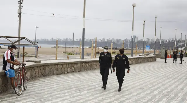 Efectivos de la PNP se encuentran resguardando la Costa Verde tras medidas del Gobierno. Efectivos de la PNP se encuentran resguardando la Costa Verde tras medidas del Gobierno.
