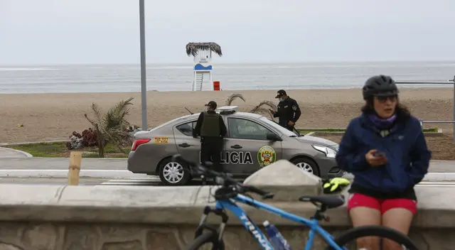 Efectivos de la PNP se encuentran resguardando la Costa Verde tras medidas del Gobierno. Efectivos de la PNP se encuentran resguardando la Costa Verde tras medidas del Gobierno.