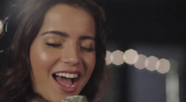 La artista Isabela Merced llegó a Perú para celebrar Navidad y no duda en entonar uno de los temas peruanos más conocidos.