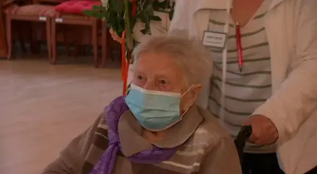 Edith Kwoizalla fue la primera alemana en vacunarse contra el COVID-19. Edith Kwoizalla fue la primera alemana en vacunarse contra el COVID-19.