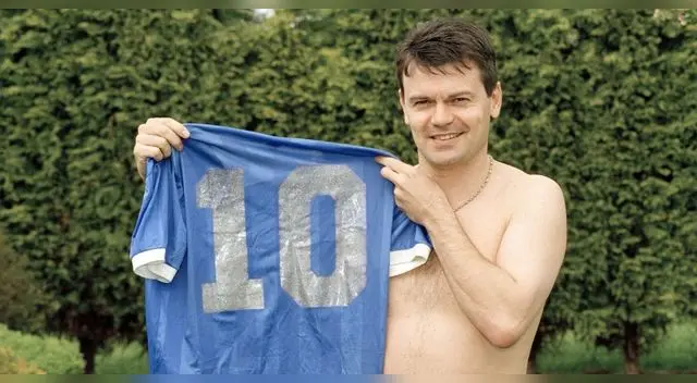 Lo tiene el jugador inglés Steve Hodge , pero dice que no la venderá. Lo tiene el jugador inglés Steve Hodge , pero dice que no la venderá.