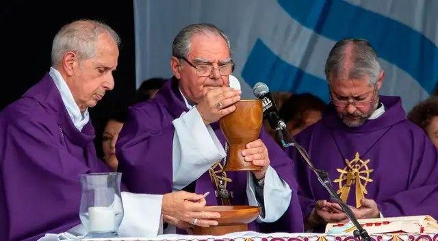 El obispo Óscar Ojea en medio.