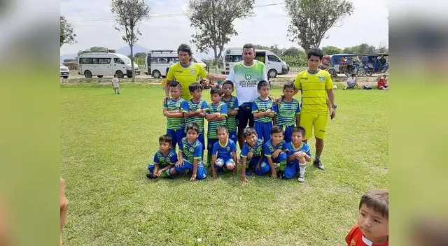 Aquí con talentos de su escuela de fútbol, por la pandemia paralizó actividades